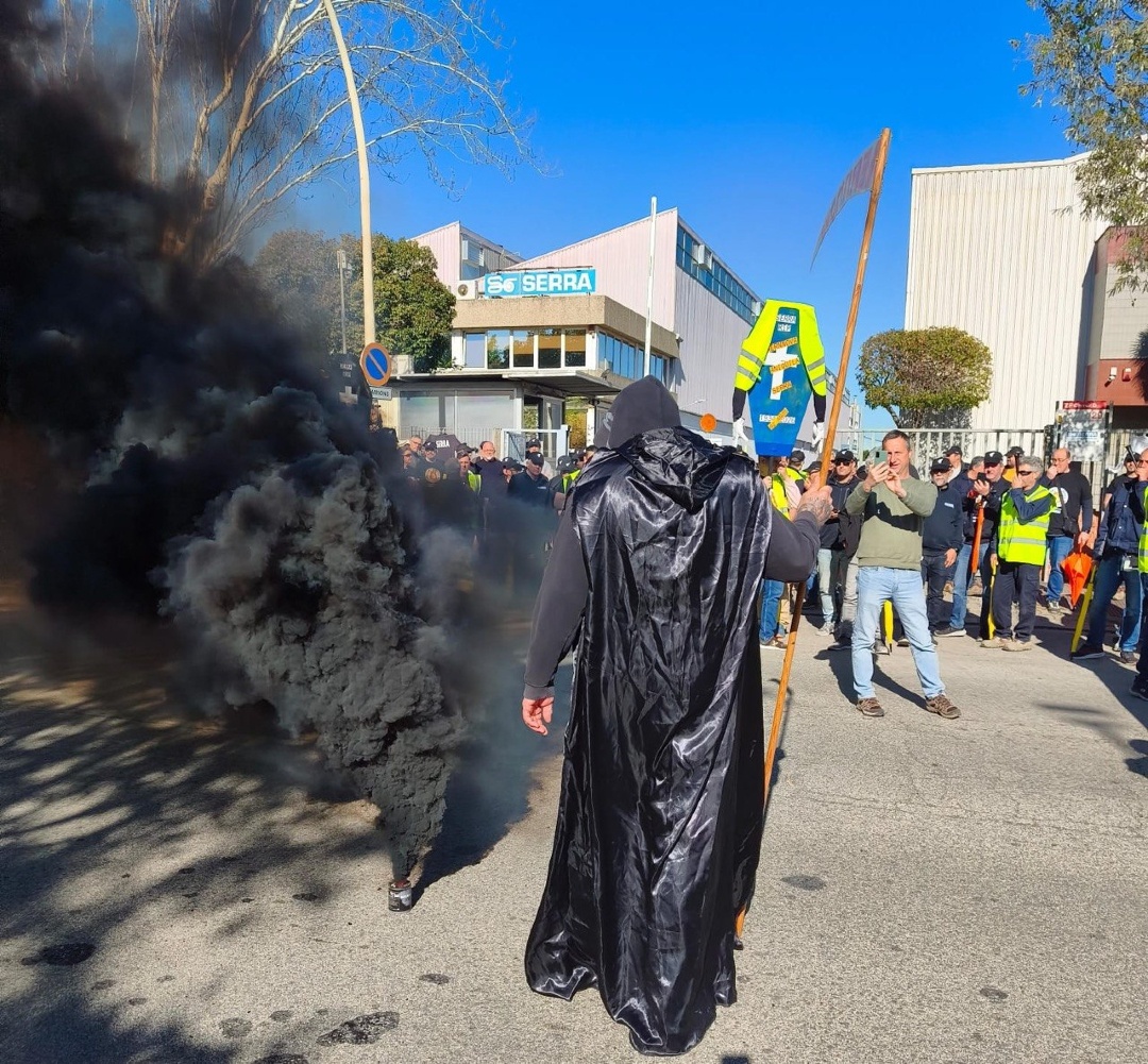 ccoocatalunya's tweet photo. Avui ens hem mobilitzat perquè no es jugui amb el futur de Serra Soldadura ni amb els llocs de treball. https://t.co/NHpsEnESlS