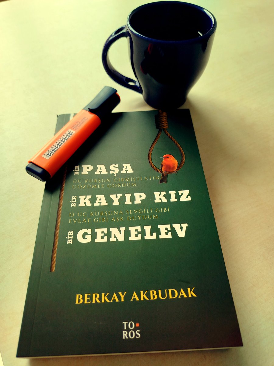 commediadellart's tweet photo. Taze geldi, dumanı tütüyor (: Beyaz perdede ve ekranlardaki başarılı işlerinden sonra, şimdi de yazarlıkta kendini ispatlayacağına emin olduğum @thedograin bu yepyeni kitabını okumaya başlamak için resmen mesai bitimine geri sayım başlatmış olabilirim⏳++ https://t.co/ucZXXcsz1v