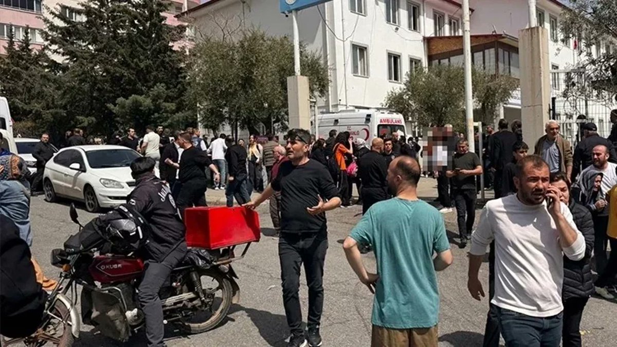 İki günde iki okul saldırısı. Biri Şanlıurfa, biri Kahramanmaraş. 4 ölü, 36 yaralı... Hükümet yayın yasağı koyuyor, soruları kapatmaya çalışıyor. 

Çocuklarımızdan, öğretmenlerden kim ne istiyor? Okulları, ailelerin güvenlik duygusunu terörize eden bireysel yahut örgütsel her