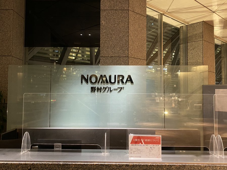 murata_noriaki's tweet photo. 野村證券投資銀行時代について。この世界では地頭バケモノや海外MBA出身達が頭脳だけでなく体力の限りを注ぎ成果を残していた。しかし異動初日に言われたのは『ここはリテールよりリテールらしいぞ』という言葉。今回はカバレッジ（RM）の私が見たスマートだけではない泥臭い部分を紹介する。

初の海外出張はアソシエイトの時だった。海外行きたい、、、という邪な考えを持つ私はMDバンカーに『海外IRやらせてください！』と直談判。上司は『いいぞ。一人で行け。』と即答してくれた。若者に挑戦させるところが野村文化の大好きなところ、感謝しきれないところだ。

かくしてNYで時価総額1兆円企業の経営陣にベタ付きすることが確定したのである。

「海外IR同行」は泥臭い業務の極致だった。海外IRとは上場企業の経営者たちが海外の機関投資家に対して会社理解を深めてもらうための企業活動である。その費用対効果の是非はさておき、IBD担当者が経営者に1週間ベタ付きできるため、関係性構築や社内状況の把握できる貴重な機会となる。

MD、ED陣にその極意を聞いて回った。特に関係構築が得意なバンカーから聞いた内容を下記ツリー形式で紹介する。
①アメ玉を用意しろ
②みそ汁を用意しろ
③部屋割り表を用意しろ
④おすすめメニューを調べろ
番外編：移動時間を伝える
後日談：お客様からの評価