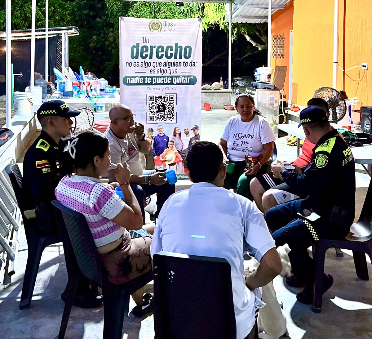 PoliciaDEMAM's tweet photo. #DEMAM | ☕️
En la comuna 3 de #Barrancabermeja, lideramos la estrategia “Con un Café, Hablemos de Derechos Humanos”, un espacio de articulación con líderes y lideresas comunales.
Reafirmamos nuestro compromiso con la protección y acompañamiento en el Magdalena Medio #Dignidad https://t.co/uFfP1zehn3