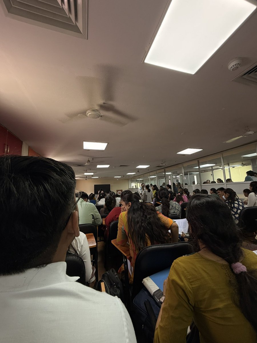 DrAbSingh90's tweet image. 1 seat. Hundreds of doctors. Total chaos.

But sure, keep spending on influencers to show “everything is great” while ground reality is a mess.

Fix the system, not the PR.

#JobCrisis #HealthcareSystem #RealityCheck