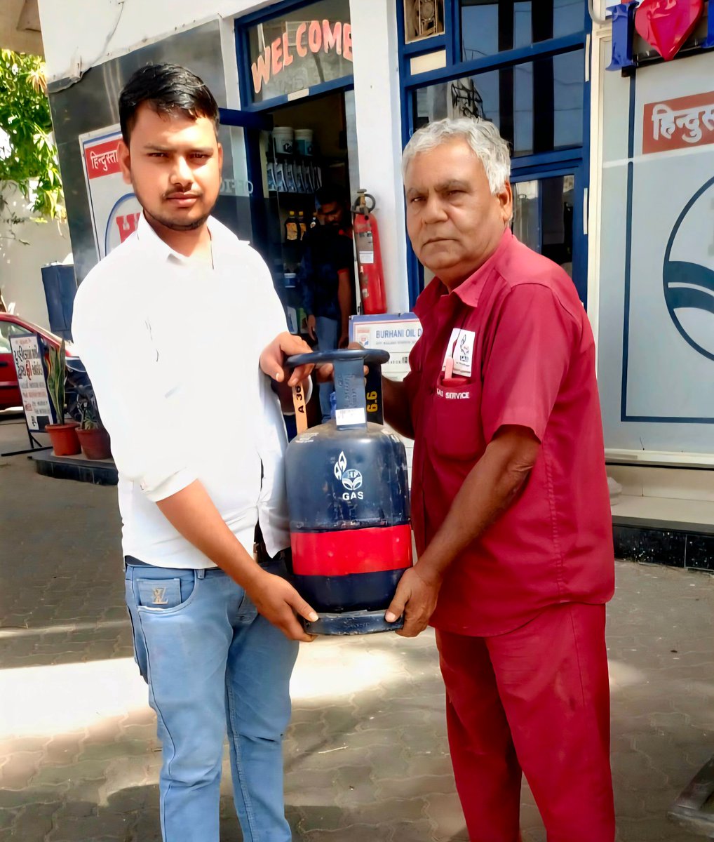 hpcl_alro's tweet image. From effort to impact, HPCL delivers!
5 Kg LPG FTL camp organized by Saif Gas under HPCL Ahmedabad LPG RO for migrant laborers, driving clean and safe cooking at the grassroots. #HPCL #CleanFuel

@HPCL @PetroleumMin
