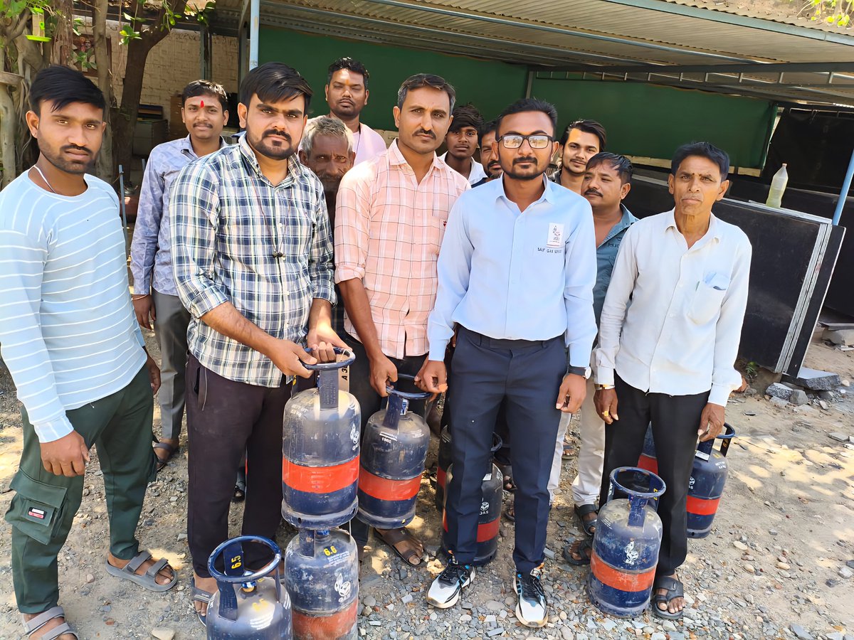 hpcl_alro's tweet image. From effort to impact, HPCL delivers!
5 Kg LPG FTL camp organized by Saif Gas under HPCL Ahmedabad LPG RO for migrant laborers, driving clean and safe cooking at the grassroots. #HPCL #CleanFuel

@HPCL @PetroleumMin