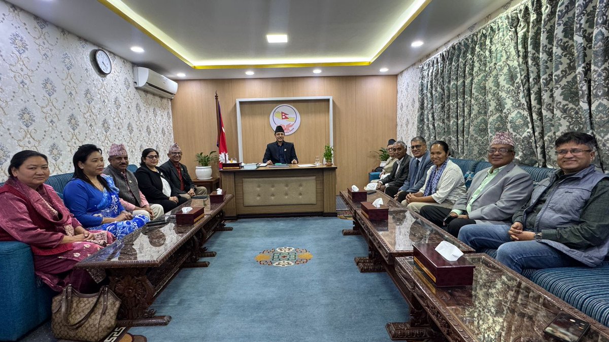 सम्माननीय सभामुख डाेल प्रसाद (डीपी) अर्याल संविधान सभा सदस्य परिषद्का पदाधिकारीहरुसंग छलफल गर्दै ।