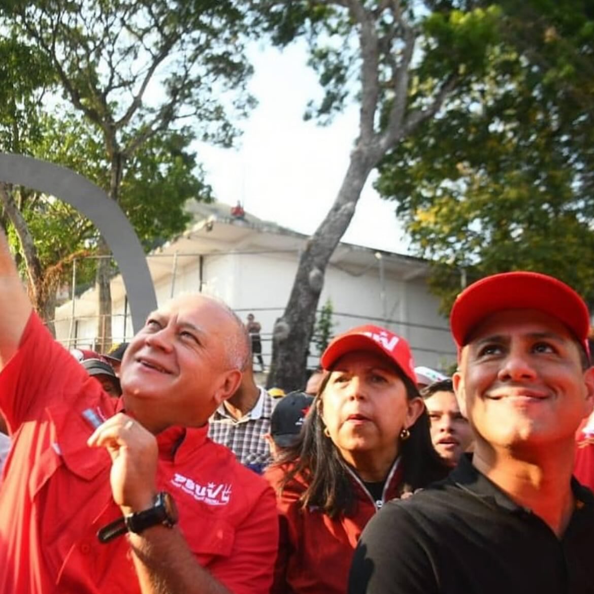 Hoy le deseamos un feliz cumpleaños a un hombre leal , chavista, un ejemplo de compromiso y trabajo <a href="/dcabellor/">Diosdado Cabello R</a>, continuamos en batalla para seguir haciendo que la Revolución Bolivariana sea invencible . 

Bendiciones capitán, cuenta con este camarada para seguir venciendo!! ✊🏾