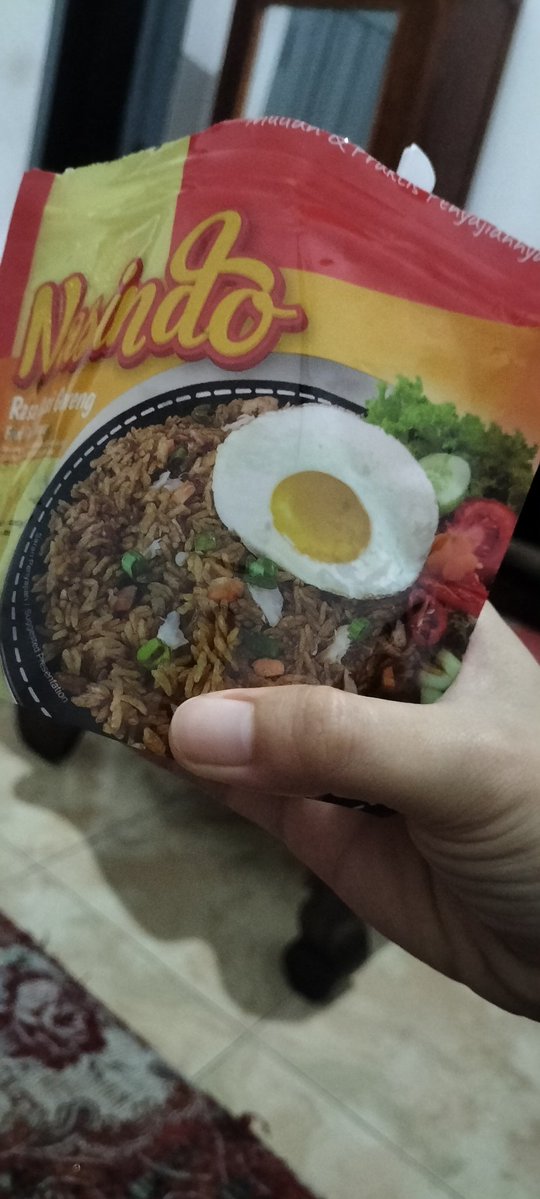 masih enakkan nasgor abang-abang, tapi ini buat bekal naik kereta masih oke banget sih. next mau coba yang rasa soto