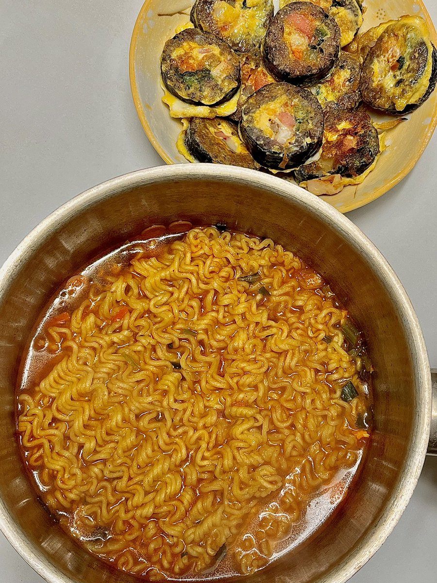 marronpang's tweet photo. 삼양라면 가끔 땡김 ㅎㅎ 
김밥전이랑 냠!!! o(^-^)o https://t.co/DTohqM6RIB