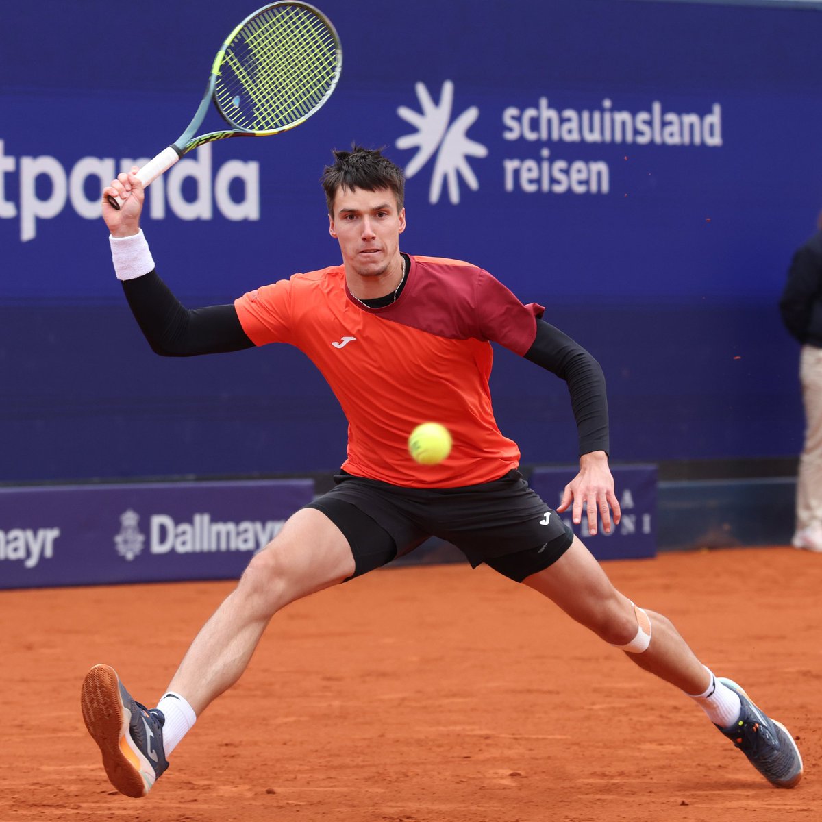 MySports2Day's tweet photo. @atptour What a comeback from Fábián Marozsán 👏🔥
Saving match point and turning it around against Stefanos Tsitsipas, pure resilience!
The Hungarian stuns with a 3-6, 7-6(5), 6-4 victory… THIS is why we love tennis 🎾
#MarozsanMiracle #ATP500 #ComebackKing #TennisDrama #MatchPointSaved #UpsetAlert #ClayCourtSeason #TennisHighlights #NeverGiveUp #HungarianPower #Tsitsipas #ATPWorldTour #BMWOpen #BMWOpenbyBitpanda
