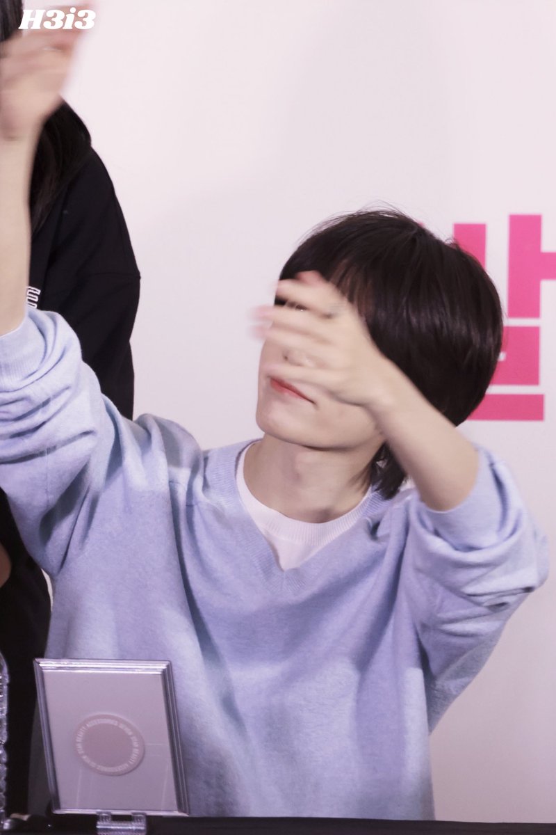 HangGyu3i3's tweet photo. 260415 
기분 안 좋으면 강아지가 안아줄게엥~🐶

 #범규  #BEOMGYU #TXT #ボムギュ https://t.co/nWVmP2uOzX