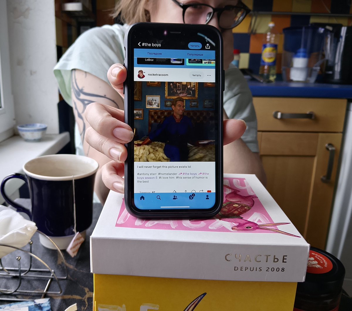 Arnold_Laayne's tweet image. Юля показывает мне этот пост в тот момент когда Арина врубила на весь дом House Tour