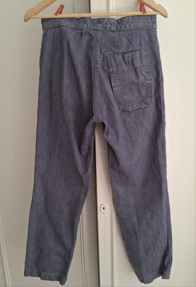 ChezGigiVintage's tweet image. Authentic 1970 French Navy (Marine Nationale) denim work pants 🇫🇷  
Heavy denim, cargo pocket, star button + original 1970 marking inside. Real military vintage!  

#FrenchNavy #Workwear #VintageDenim #1970sMilitary