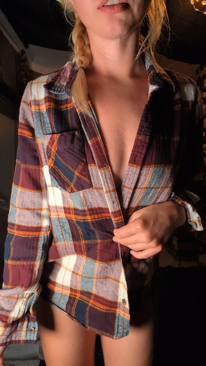 StepxOnxMe69's tweet image. what did i do after this photo? wrong answers only... funniest comment might get a surprise 🤠