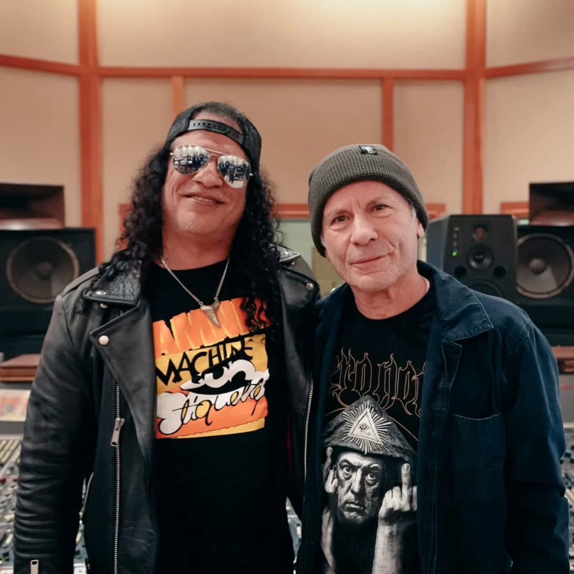Bruce Dickinson postou uma foto que tirou com Slash em um estúdio

“Que bom ver o Slash se divertindo ouvindo meu novo álbum solo”, escreveu o vocalista do Iron Maiden
