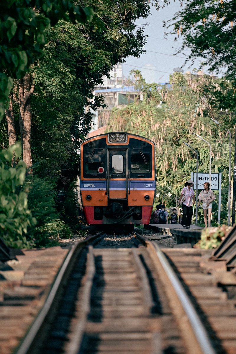 Along the rail 🛤️

ย่านจอมทองที่คนมองข้าม มีวัดหลวงสวยๆอย่างวัดราชโอรสฯที่เหมือนอยู่จีน ข้างๆเป็นคลองด่านและสถานีจอมทองที่เรือและรถไฟตัดกัน
