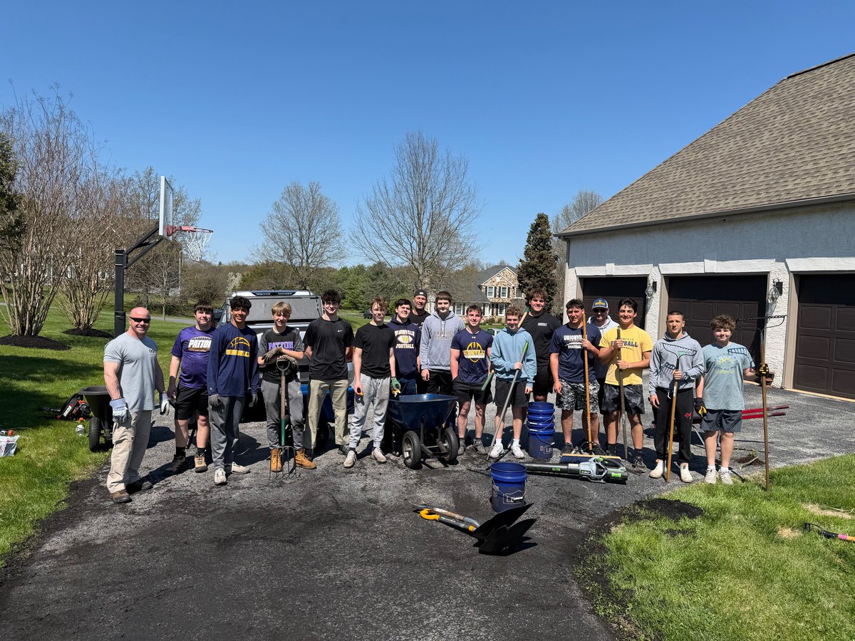 UnionvilleHSFB's tweet photo. What a weekend! Mulch Mania was in full swing and the players, coaches and incredible volunteers were working hard. Thank you to all who participated and let the Longhorns prep your yards for Spring!

#UPride #LEAD #SpringMulching https://t.co/vflPXK8mA2
