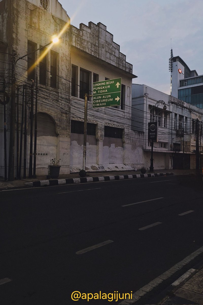 april jual kripik kuda lumping 🦖 tweet media