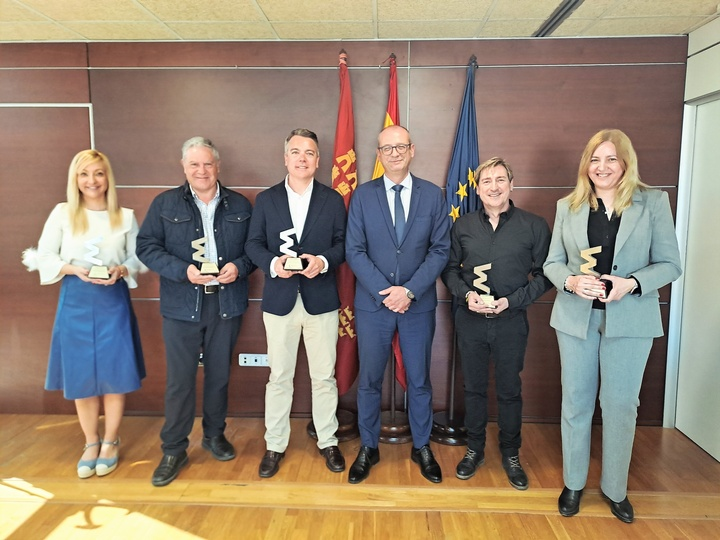 🏫🏅Cinco centros de la #RegióndeMurcia son galardonados en los Premios Excelencia Educativa.

➡️Los colegios Cierva Peñafiel (#Murcia), Colegio Vistarreal (#MolinadeSegura) y Joaquín Carrión Valverde (#SanJavier), Lideria (#PuertoLumbreras) y Universae son distinguidos por sus