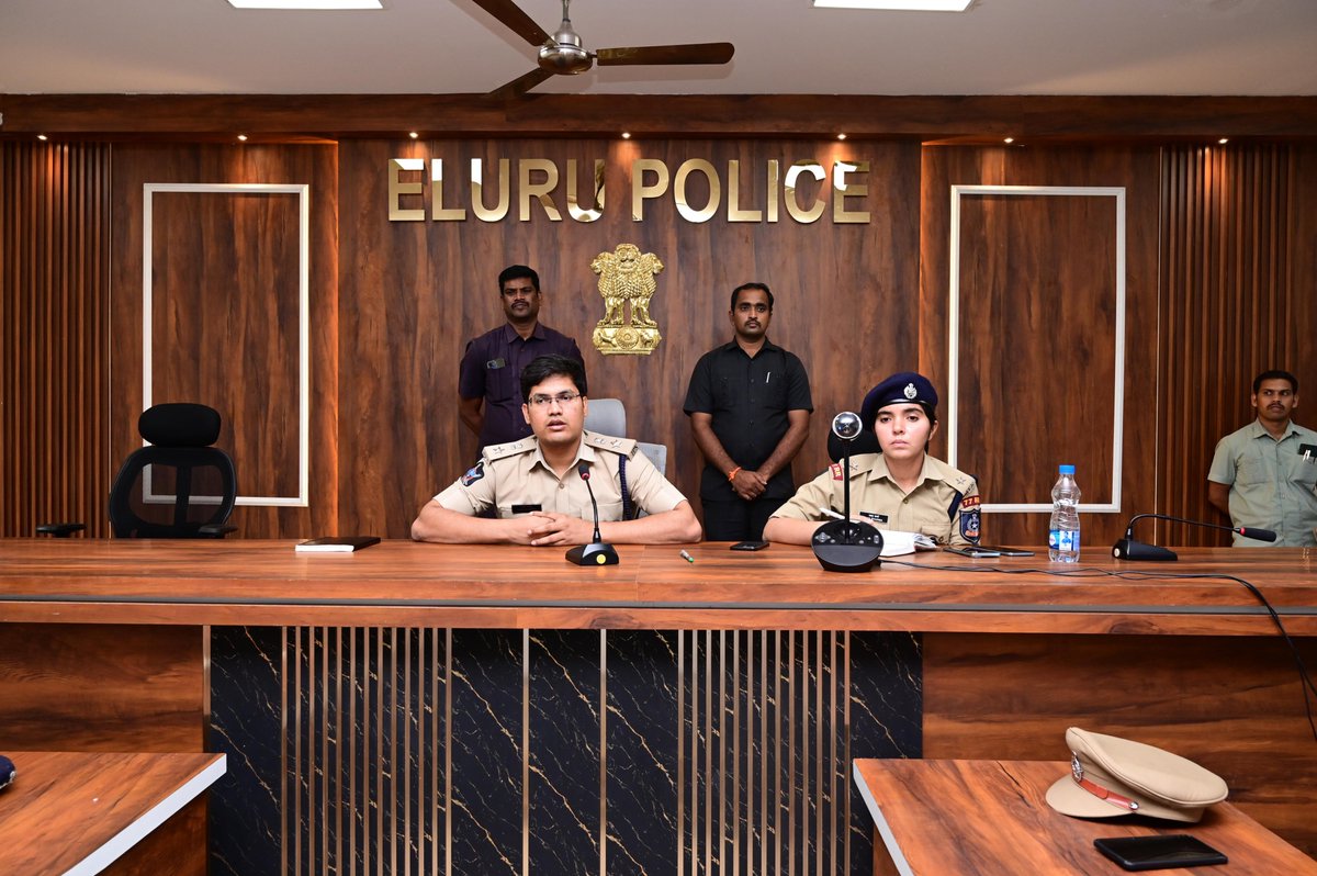 SpEluruDistrict's tweet photo. ఏలూరు జిల్లా పోలీస్ కార్యాలయంలో ఒక రోజు ప్రత్యేక వర్క్షాప్ నిర్వహించారు. ఈ కార్యక్రమంలో జిల్లా ఎస్పీ శ్రీ కె. ప్రతాప్ శివ కిషోర్, IPS గారు పాల్గొని పోలీస్ సిబ్బందికి ముఖ్య సూచనలు చేశారు. @APPOLICE100
👉 నేర నియంత్రణలో ఆధునిక సాంకేతికతను వినియోగించాలని,#TechnologyInPolice https://t.co/nAKihVENah