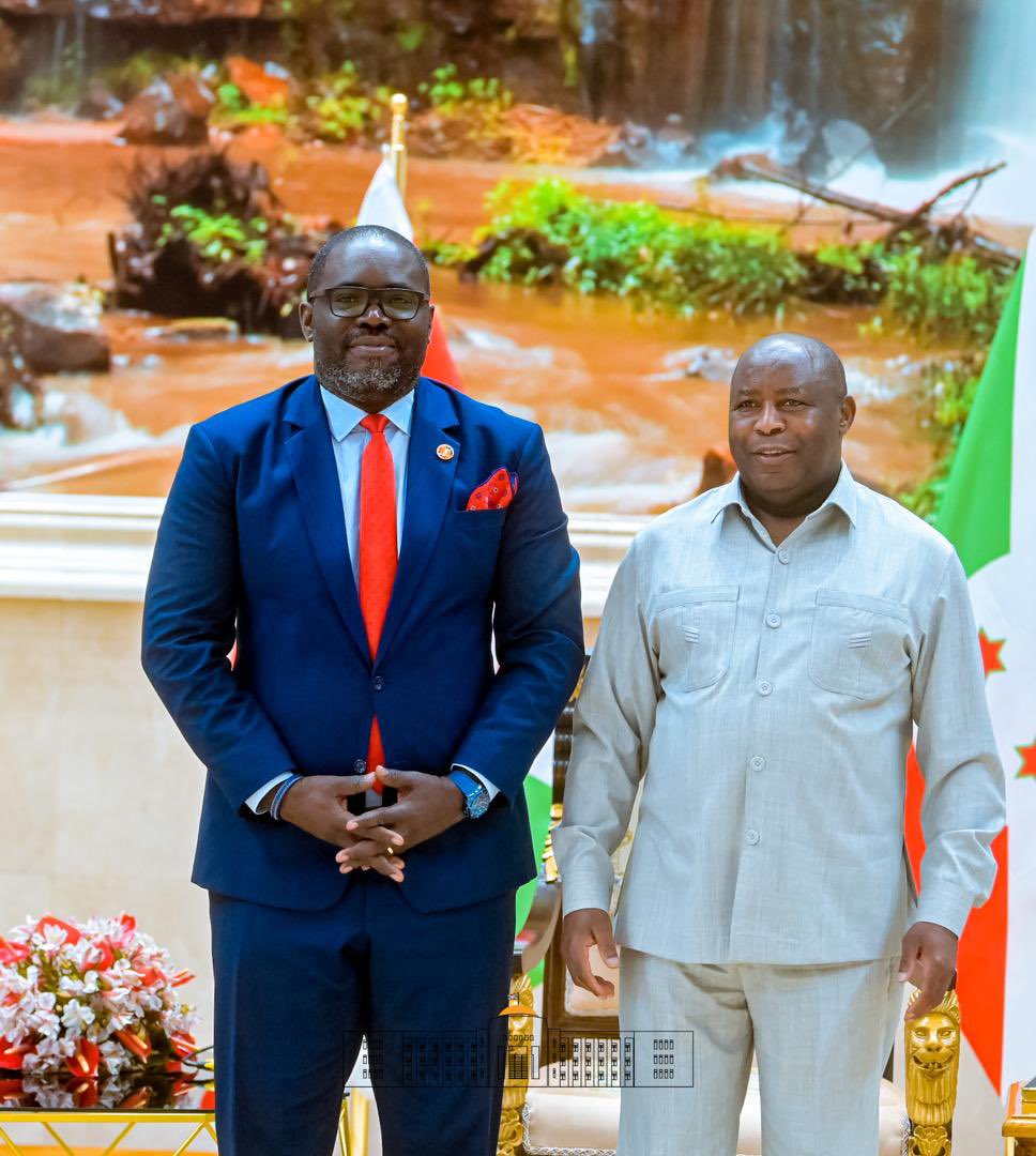 NtareHouse's tweet photo. Le Chef de l'Etat #Burundi-ais et Président en exercice de l'@_AfricanUnion, SE @GeneralNeva a accordé une audience d’adieux, ce 15/4 au palais @NtareHouse, au Représentant résident de l'@UNFPABurundi, Mr Judicaël Elidjé, au terme de son mandat de 3 ans  au #Burundi. https://t.co/mdMhxoDgjp