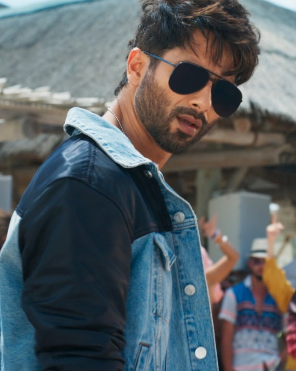 MaddockFilms's tweet image. My soul years for a soul like my own🥰

#ShahidKapoor #Smart #Handsome #Aura #Hot #TeriBaatonMeinAisaUljhaJiya #DineshVijan #MaddockFilms