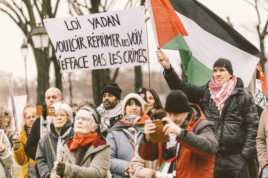 Aste bukaera honetan Frantziar estatuan Yadan legea aztertuko dute. Lege honek Palestinaren aldeko elkartasuna kriminalitzea bilatzen du, Israelgo entitate genozida kritikatzeagatik terrorismoaren apologiagatik kondenatuz.
#LoiYadan
#YadanLegea