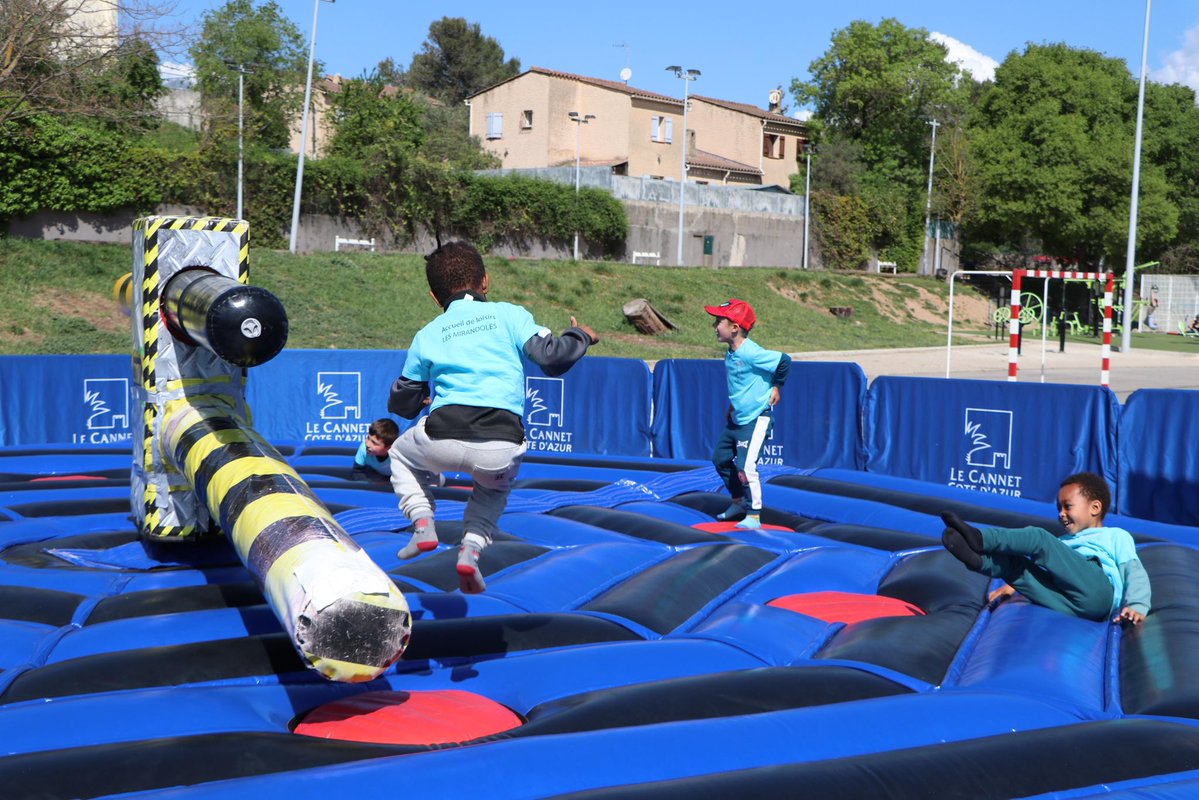 LeCannetVille's tweet image. #LeCannet Vive les #vacances #loisirs
Structures gonflables 
Pour #enfants 3-11 ans* 
Entrée libre 10h-18h  
🔹Plateau Bonnard aujourd’hui jusqu’à 18h
🔹City-Stade Garibondy JEUDI 16 AVRIL
Programme complet : lecannet.fr/agenda-du-cann…