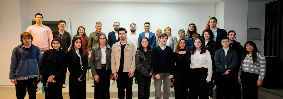 ilkerPR's tweet photo. Önceki gün Gedik Üniversitesi @gedikedu  Finansal Okuryazarlık Klübü tarafından düzenlenen “Yatırım Ufku” etkinliğinde öğrencilerle bir araya geldik.

Açıkçası en çok dikkatimi çeken şey salonun doluluğundan ziyade soruların kalitesiydi. 

Yeni neslin artık sadece fiyat hareketlerine bakmakla yetinmediğini, işin arkasındaki hikayeyi gerçekten anlamaya çalıştığını görmek çok değerliydi. 

Makrodan finansal tablolara uzanan tarafta özellikle borsanın aslında veriden çok ilişkileri doğru okuyabilmek olduğunu, karın her zaman gerçeği yansıtmadığını ama nakdin asla yalan söylemediğini konuştuk. 

Teknik analiz tarafında ise Kemal Çağlar Demirtaş @PinkmanAkademi  hocamızın paylaşımları gerçekten çok kıymetliydi. çünkü piyasada genelde ya sadece bilanço okuyan ya da sadece grafik çizen bir yaklaşım var, oysa bu iki bakış açısı birleşmeden resim hiçbir zaman tamamlanmıyor. 

O gün salondan çıkan birçok kişi için yatırımın ne olduğuna dair çerçevenin netleştiğini görmek benim adıma en büyük kazançtı. 

Katılan tüm öğrenci kardeşlerime teşekkür ederim, gerçekten doğru bir yerden başladılar.