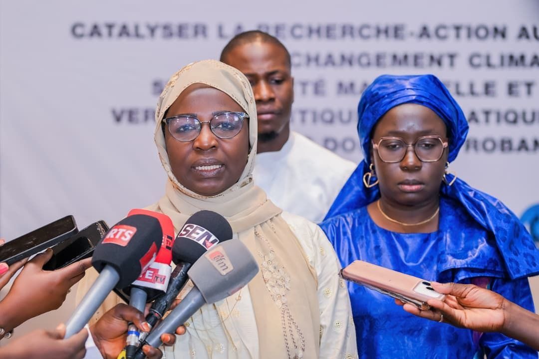 aphrc's tweet image. #IamAPHRC officially launched the CHARTer project in Dakar, under the leadership of the Ministry of Health and Public Hygiene of Senegal.

Funded by the Wellcome Trust, this 3-year initiative in Senegal and The Gambia aims to:
✅  Generate evidence on climate-maternal &amp;amp; newborn