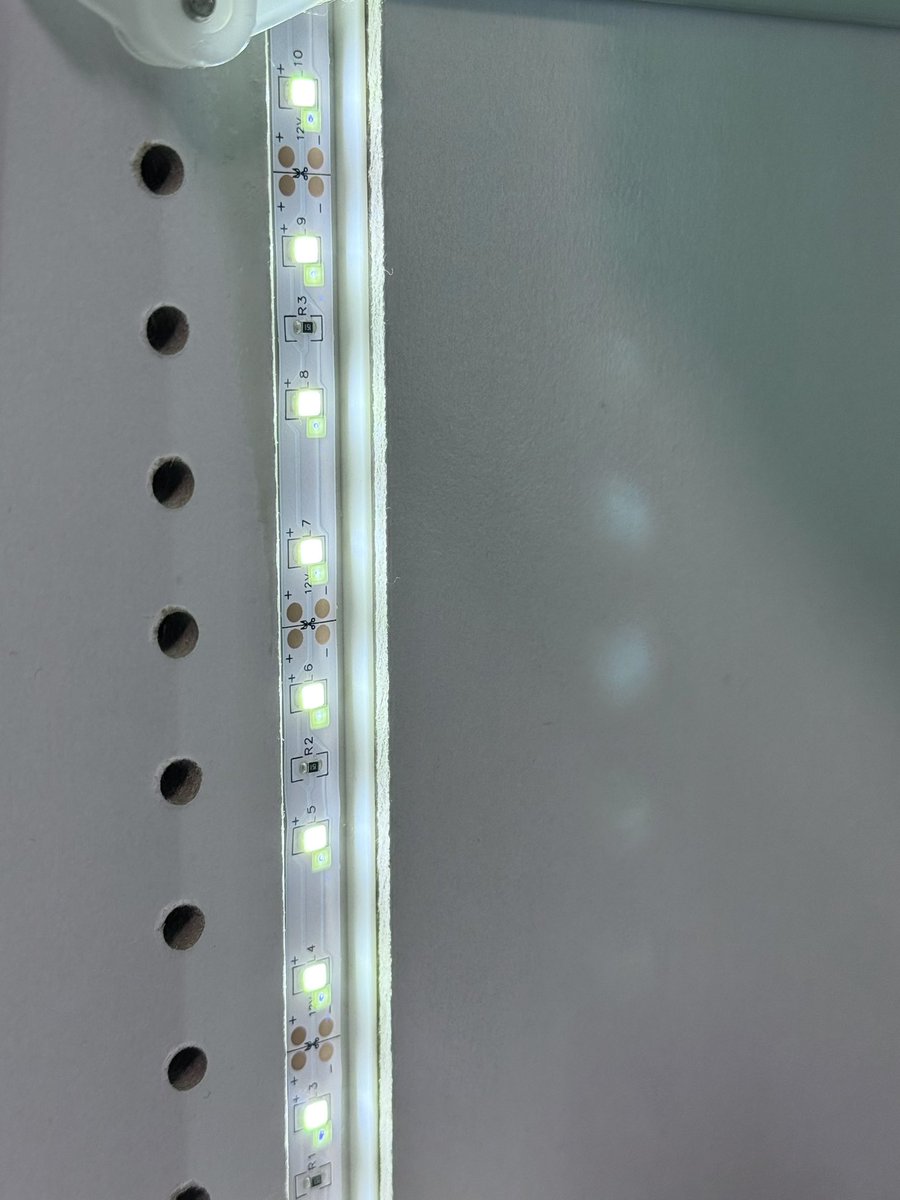 lp39ru's tweet photo. jajan開き戸LEDテープの貼り替え（4年もの）①

Lepro昼光色5m→10mの貼り替えをしました

中板の下がやっぱり暗いのと4年の経過で明らかに光が弱く青みがかっているので交換することに

LEDは経年で光量が落ち、安いものは劣化が早いようです
この点jajanの純正LEDは有利なのかも？

←初期　4年後→ https://t.co/hBqEJJS7mZ
