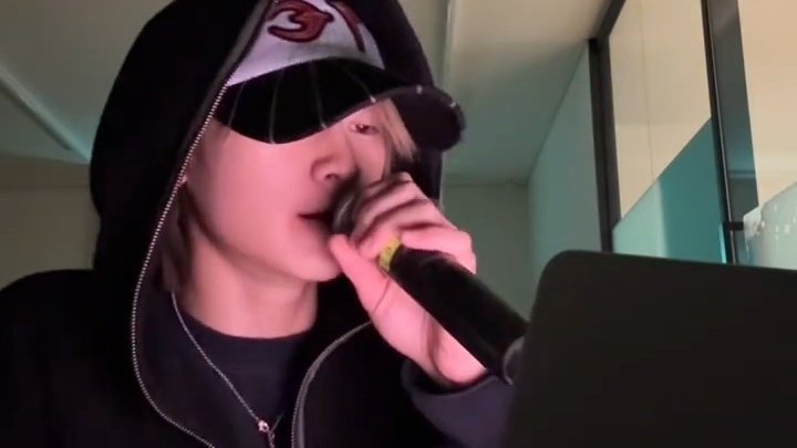 miongZz's tweet image. #crazy they're DATING.