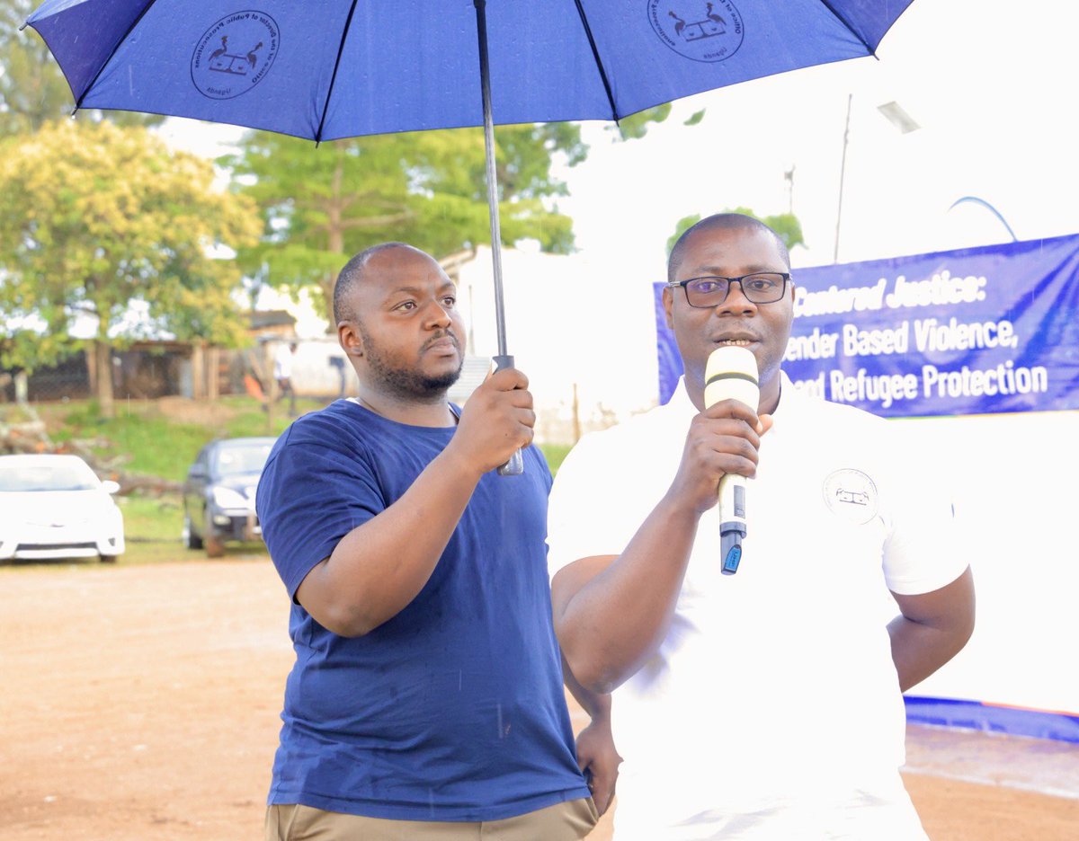 ODPPUGANDA's tweet photo. Regional Officer Martin Rukundo delivers remarks at the ODPP Baraza Mbarara in Mbarara City.
Welcoming the community to a dialogue focused on justice, collaboration, and solutions.

He appreciates the team from the Office of the Director of Public Prosecutions and partners @IDLO for organizing the engagement, highlighting the importance of bringing justice services closer to the people.

The focus is clear: people-centered justice.
A justice system that listens, engages, and responds to community needs is key to building trust and accountability.

Addressing rising concerns of gender-based violence and land crimes, he calls for collective action to promote peace and harmony in communities across Mbarara City.
#EndGBV #CommunityJustice
@NLinUganda 
#PeopleCenteredJustice #ODPPUGANDA #GBVPrevention #LandCrimes #RefugeeProtection #JusticeForAll #IDLO #KingdomofNetherlands @odppuganda_
