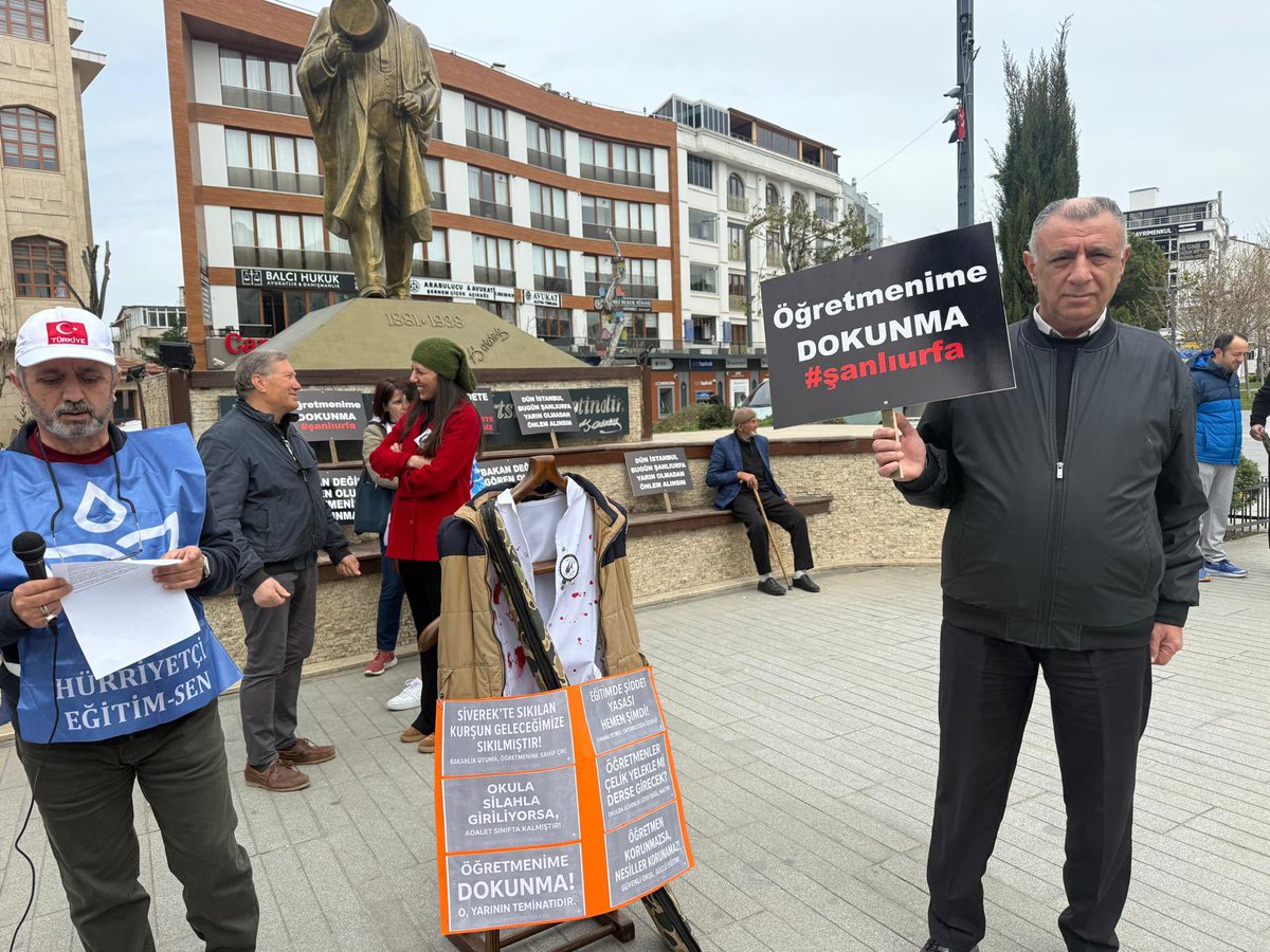 TaskanUysal's tweet photo. öğretmenlerin  grev kararını desteklemek için alanlardaydık.Cumhuriyet meydanında  toplanan ve eğitime yönelik şiddet için bulunn öğretmenleri yürekten kutluyorum. Gün birleşme günüdür grev kırıcılığı yaparak birleşmeyi değil ayrıştıran  zihniyete  inat öğretmenlerin yanındayız. https://t.co/hWw7zx3QS7