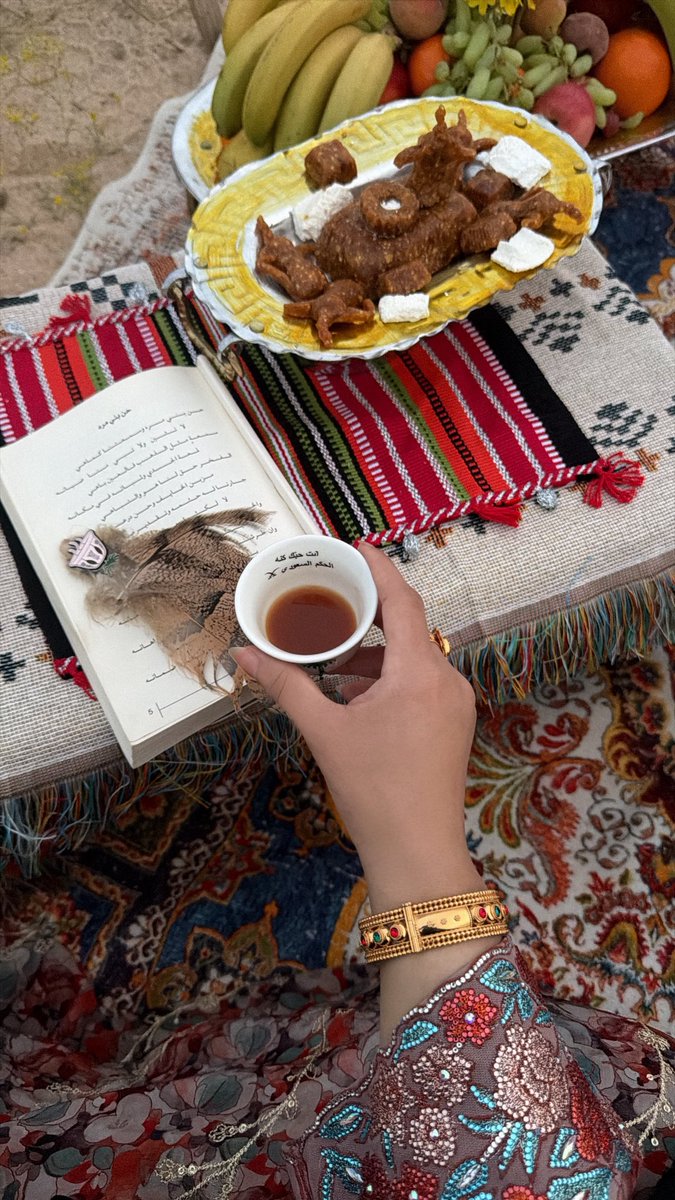 من أول ليا مر ذكرك و طاريك
ما يركد الفنجال في كف يدي

و اليوم لا والله ما ابيك .. ما ابيك
تلقى العالم من يسد مسدّي ✋🏼