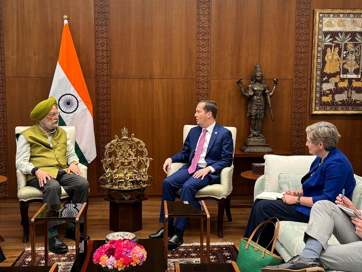 HardeepSPuri's tweet image. Very happy to receive @USAmbIndia H.E. Amb Sergio Gor in my office today. We held productive discussions on the bilateral energy cooperation between our countries and discussed ways to further strengthen our comprehensive energy relationship.

@PMOIndia @PetroleumMin @MEAIndia
