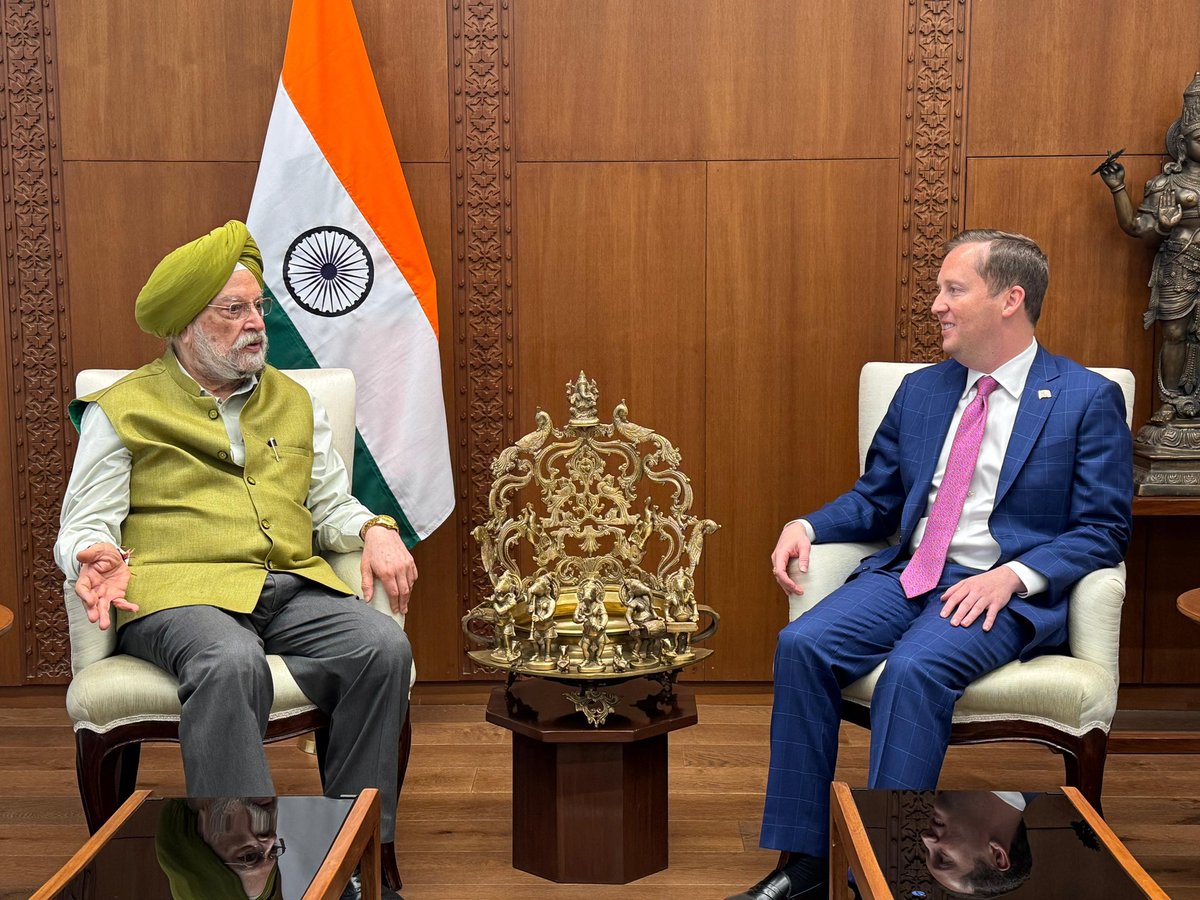 HardeepSPuri's tweet image. Very happy to receive @USAmbIndia H.E. Amb Sergio Gor in my office today. We held productive discussions on the bilateral energy cooperation between our countries and discussed ways to further strengthen our comprehensive energy relationship.

@PMOIndia @PetroleumMin @MEAIndia