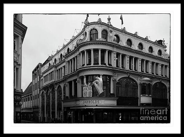 Ros_A_Turner's tweet photo. A high-contrast black and white photograph of an ornate baroque-style building featuring detailed stonework and glowing vintage streetlights.
#FineArtPhotography #BuyIntoArt #CreativeHomeStyling #ArchitecturalHistory #MonochromeArt #InteriorDesignInspo #VintageElegance https://t.co/2zxPcuGu5k