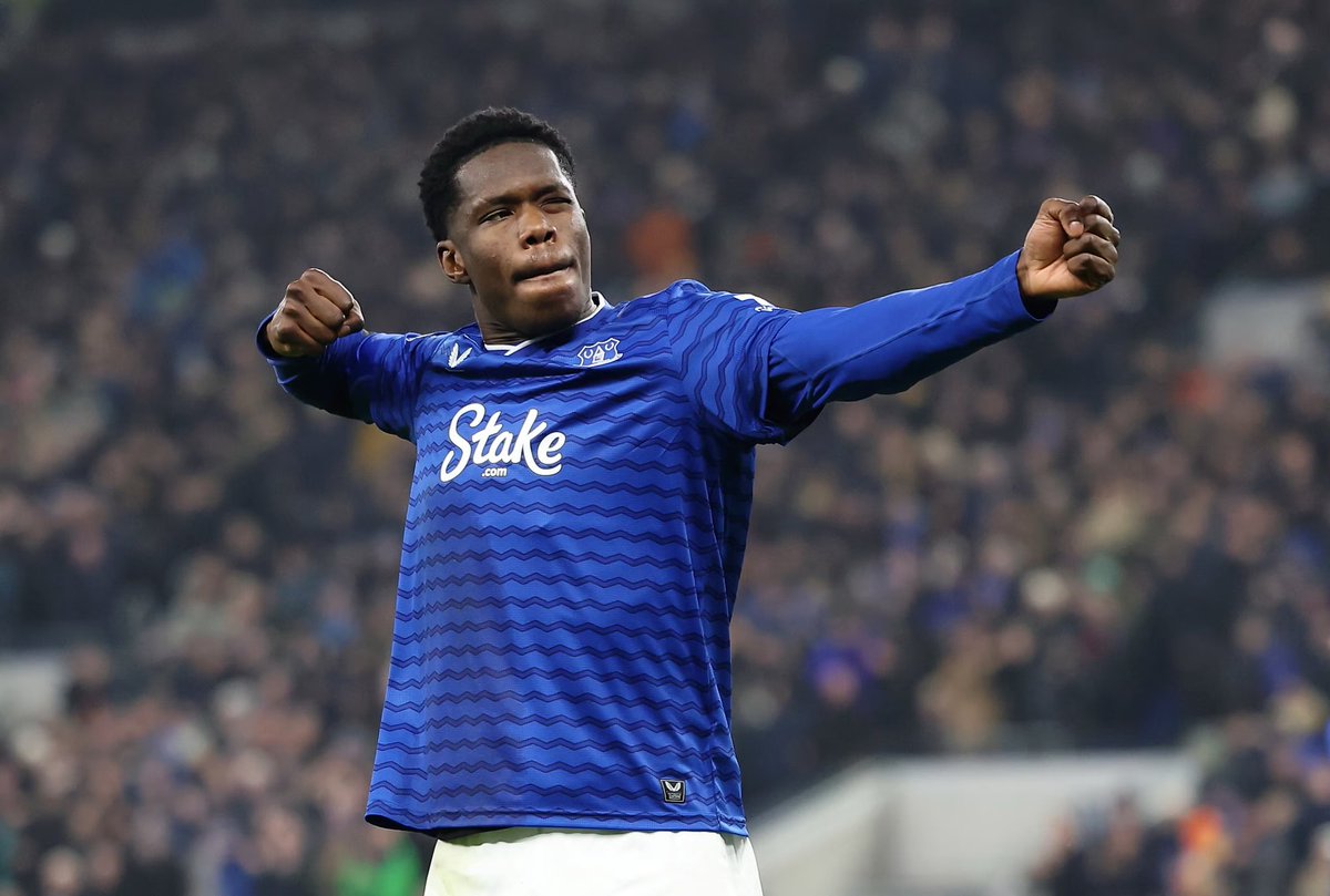 Tyler_0mar's tweet photo. 🚨| BREAKING: Following Ekitike’s 8-9 month injury🤕. EVERTON striker Thierno Barry WILL be taking the number 9 spot in the 2026 WORLD CUP🇫🇷.

Victory for Les Blues? 🔵⚪️ https://t.co/zZuvDVe4vx