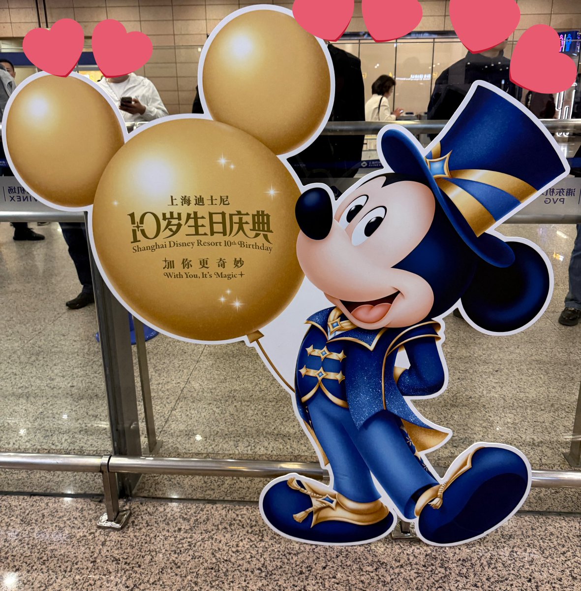 上海に着いたばかりなのに、もうミッキーがお迎えに来てくれた！ 🎉✨😆