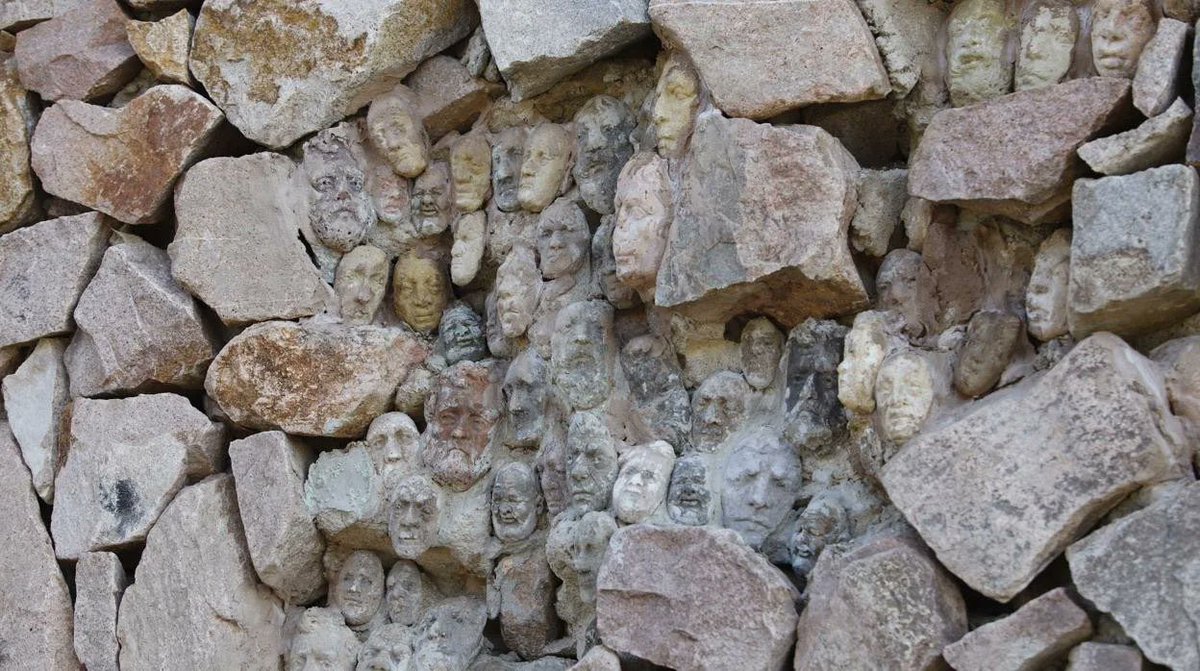 gomezdetejada's tweet photo. Las misteriosas caras de arcilla aparecen en Córdoba. 
Una singular huella artística efímera y anónima que apareció por primera vez en 2019.

Situadas en varios enclaves: junto al Molino de Martos, tras la Puerta de Almodóvar y en las escaleras de los Santos Mártires. Se trata de rostros masculinos y femeninos hechos con arcilla de distintos tamaños y expresiones.