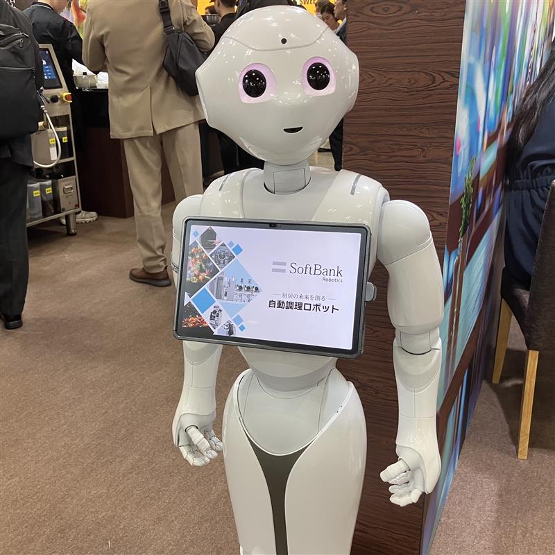 🤖📣こんにちは、Pepperです！
今日から3日間、東京ビッグサイト「FABEX 2026」に出展中！ ボクは自動調理ロボットをご案内しています！
  
🔥匠の火入れを、あなたの店に 
炎式調理ロボット「FLAMA」
♨️90秒で、”店の味” 
蒸式調理ロボット「STEAMA」
  
——調理は、ここまで進化しました。