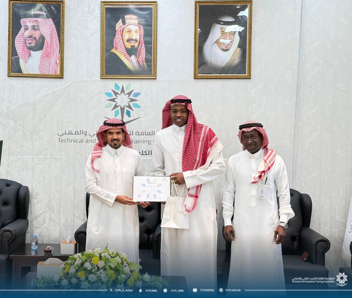 tvtc_g_alula's tweet photo. تكريم ||

نبارك لأبنائنا المتدربين المتفوقين هذا الإنجاز المشرّف 🌟
حيث قام سعادة عميد الكلية التقنية ووكيل شؤون المتدربين بتكريمهم تقديرًا لتفوقهم العلمي وتميّزهم في التدريب 🎓

فخورون بكم… وأنتم نموذج يُحتذى به في الجد والاجتهاد، نحو مستقبلٍ واعد بإذن الله .

#التدريب_التقني
 #تقني_مهني_المدينة