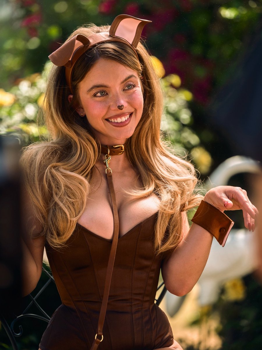 Xpert_things's tweet image. #Sydney Sweeney is wearing her own lingerie brand #SYRN for Cassie in #Euphoria #season 3.
#Hollywood 
#SydneySweden