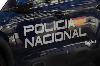 🚨 Detienen a un empresario por cobrar 8.000€ para tramitar la regularización.

La ley no lleva 24 horas en el BOE.

Ya hay quien cobra por saltársela. Así funciona el sistema de Sánchez. 🔁 RT si esto te indigna.
#Sánchez #España #Corrupción