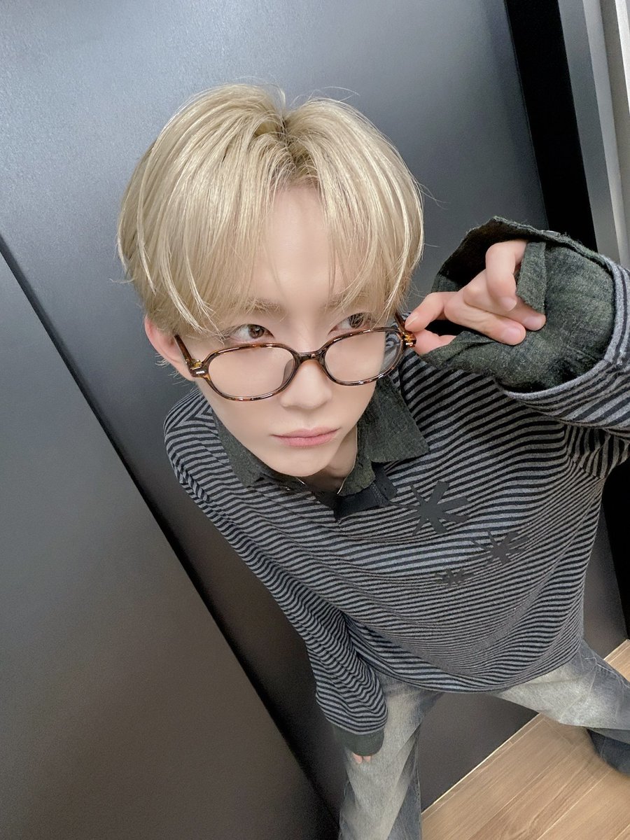 LAVIN_SOUNDS's tweet photo. 다리 찢-기✨

#LAVIN #래빈 https://t.co/cF9rRbYbJh
