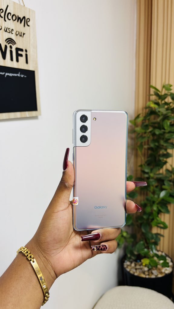 PhoneExpressKe's tweet image. LABOR DAY SALE😃

Samsung Galaxy S21+ 5G
Color code: Phantom Silver🪙
Condition; Mint💧
8GB Ram|128GB Storage~30,000ksh
8GB Ram|256GB Storage ~32,000ksh
Ex-USA🇺🇸
Neat🫧
⚙️Powered By Snapdragon 888 5G
📸76 Megapixels
📑6 Months Warranty
📶1 Physical Sim Card
🗜️200 Grams
🪬Corning