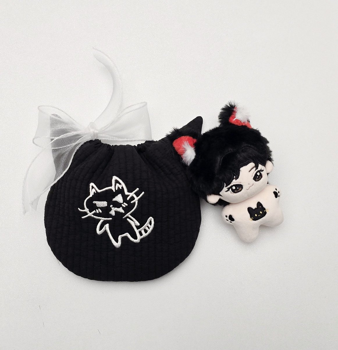 ruddlwuddl's tweet image. 씬롱이가 그린 야옹이로 까만 야옹이파우치를 만들었어요🐈‍⬛
포인트로 파우치의 고양이귀에 예뽀니점도 딱 찍어줌🖤
솜뭉치는 데뷔전 공구했던 인형인데 지난주에 받았어요

#팬아트 #fanart #embroidery #자수굿즈 #シンロン #XINLONG  #씬롱 #鑫隆 #알디원 #알파드라이브원 #ALD1 #ALPHADRIVEONE