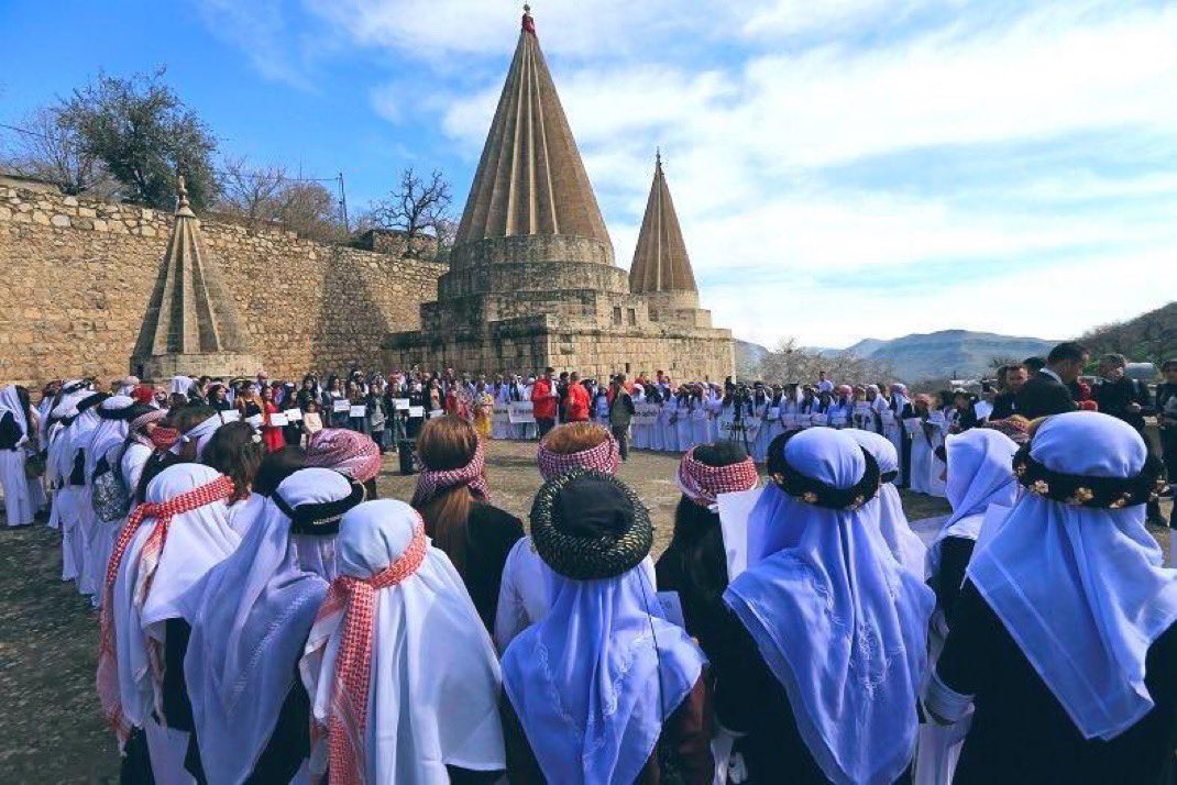Îro Çarşema Sor e, roja pîroz û herî girîng a Êzidiyan.
Destpêka sala nû ye, nîşana hêvî û bereketê ye…

Li dor agirê pîroz em dua dikin, ji bo aşîtî û aramiyê.

Çarşema Sor pîroz be! 🔥🕯️
#ÇarşemaSor #Êzidî