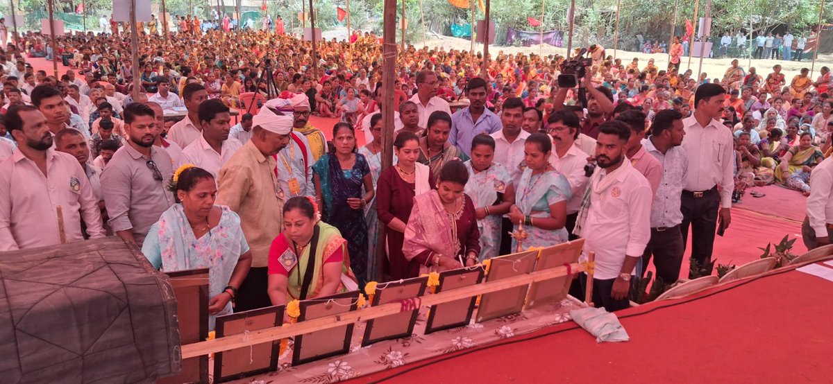 timesofindia's tweet image. #Mumbai | Adivasis from across the Mumbai Metropolitan Region gathered at Sanjay Gandhi National Park for the Adivasi Mahagramsabha, passing a resolution demanding the rollback of the SGNP ESZ zonal master plan and implementation of the Forest Rights Act for tribal communities.