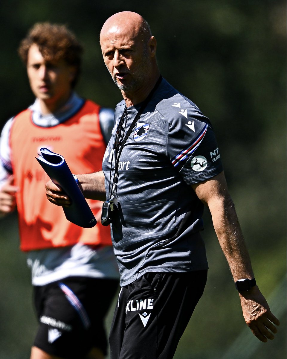 sampdoria's tweet image. 🎙️#Lombardo: «Vietato rilassarsi, voglio una squadra battagliera». 

Verso #SampMonza: la conferenza del tecnico blucerchiato è online sul nostro canale YouTube. 📲

#ForzaDoria 🔵⚪🔴⚫⚪🔵